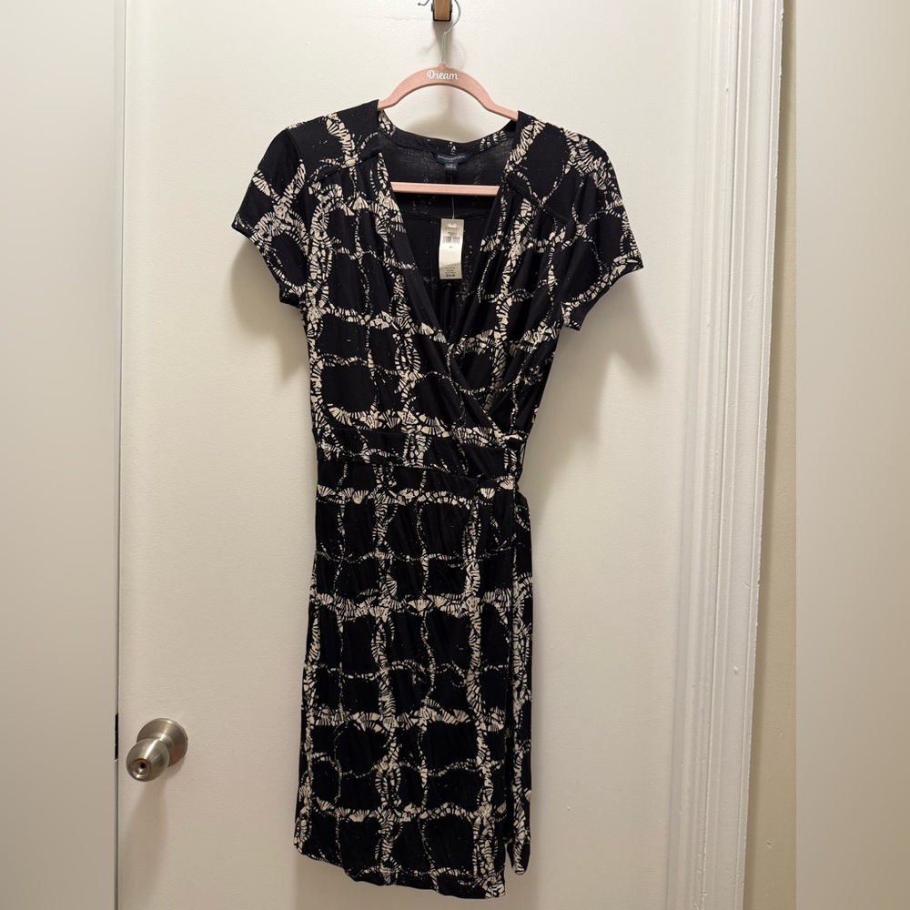 NWT Banana Republic black and cream wrap dress. Size M